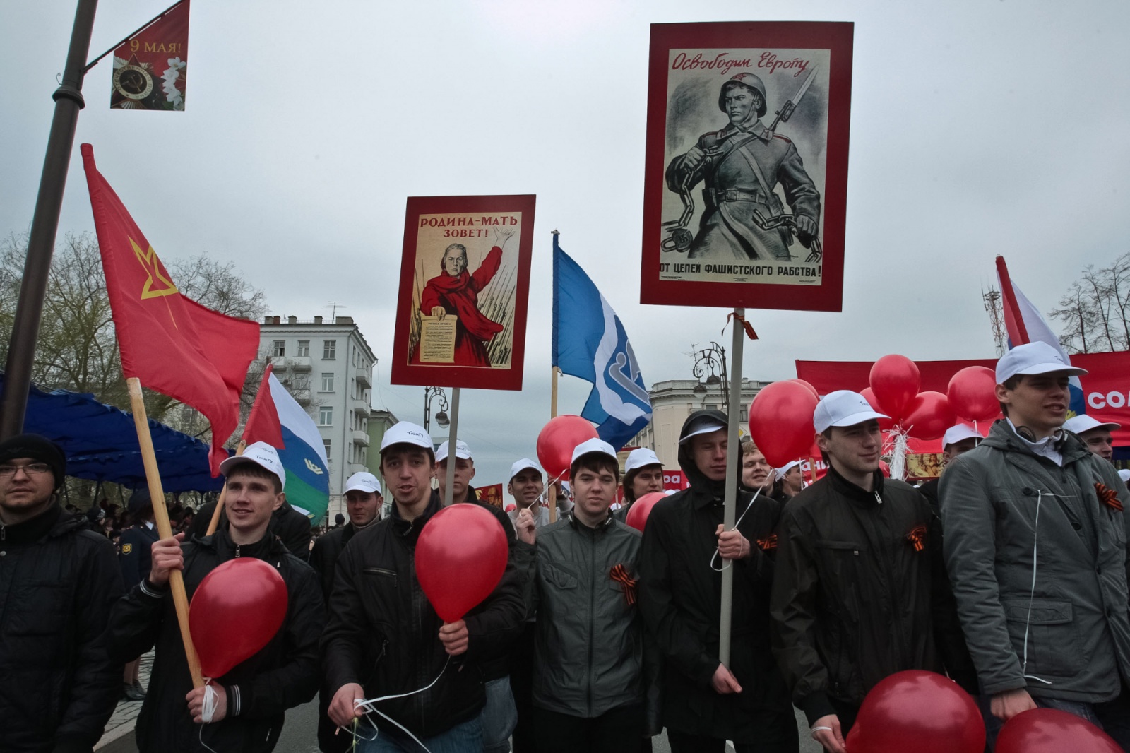 День победы в тюмени. 9 Мая традиции. Окно Победы к 9 мая. Парад 9 мая Тюмень. День Победы традиции.