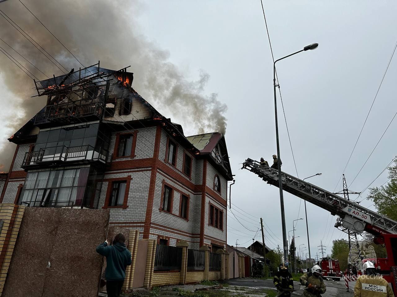 В Тюмени тушат жилой дом с постройками в Курганском проезде | Вслух.ru