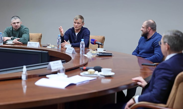 Владимир Якушев за чашкой чая встретился с участниками "Игр будущего"
