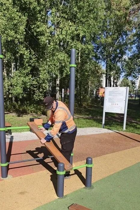 В Тобольске вандалы портят остановки и ломают скамейки