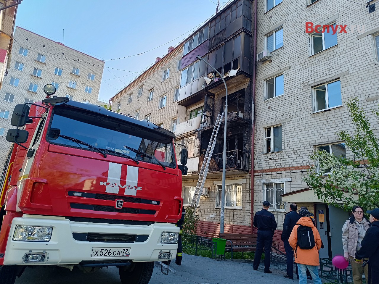 В двух пятиэтажках Тюмени в одном квартале загорелись балконы | Вслух.ru