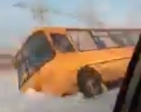 В Ишимском районе школьный автобус стянуло с дороги на обочину