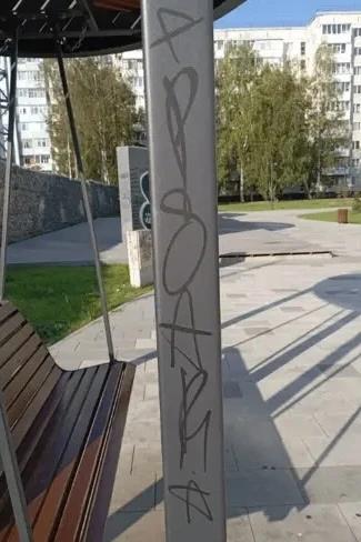 В Тобольске вандалы портят остановки и ломают скамейки