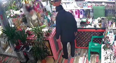 «Ты обалдел?»: в Тобольске преступник в балаклаве и с ножом пытался ограбить магазин