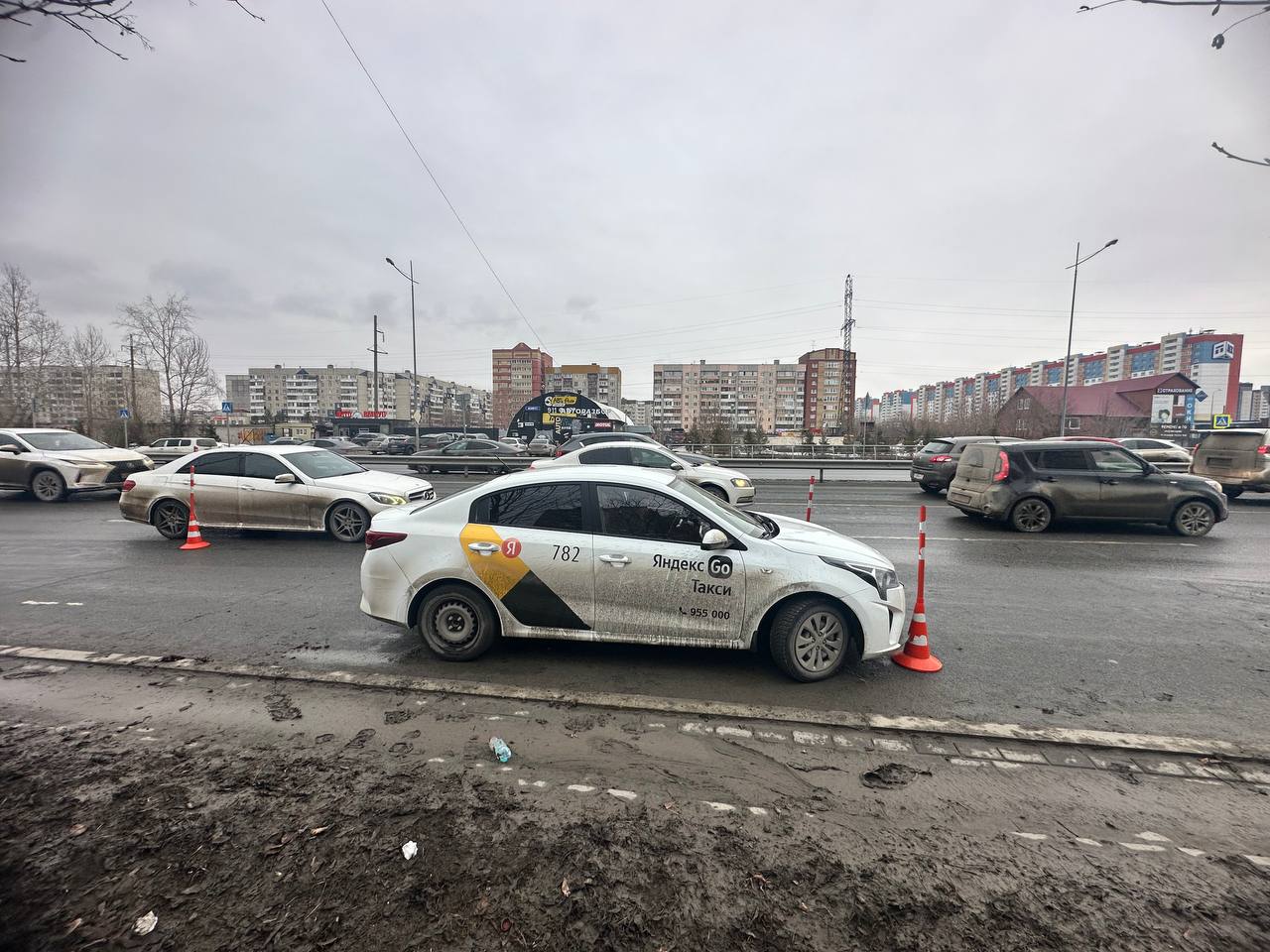 Тюменских школьников, предлагавших помыть фары, сбила машина | Вслух.ru