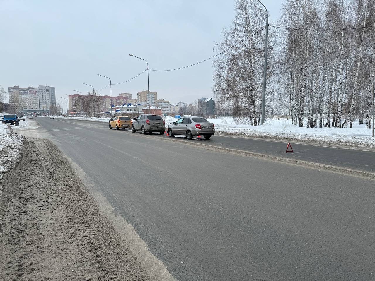 В столкновении трех машин на улице Широтной в Тюмени ранены две девушки |  Вслух.ru