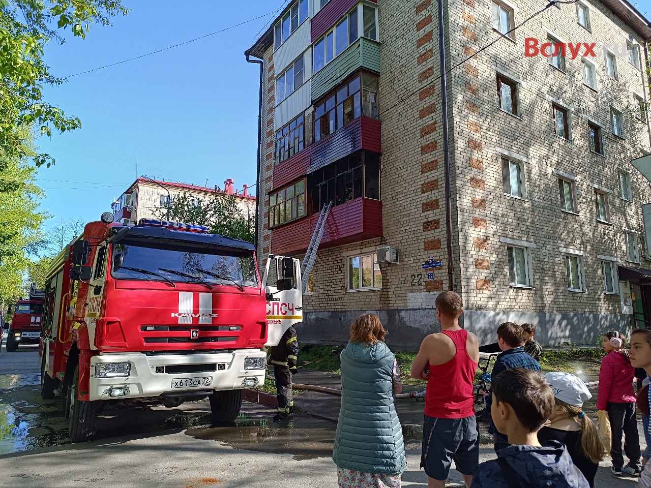 В двух пятиэтажках Тюмени в одном квартале загорелись балконы | Вслух.ru