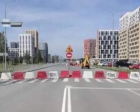 На улице Андрея Кореневского в Тюмени просел асфальт, дорога перекрыта