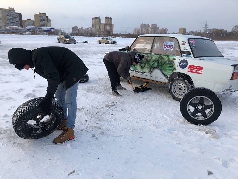 Рев моторов и скрип резины. В Тюмени завершился чемпионат области по автомобильному спорту
