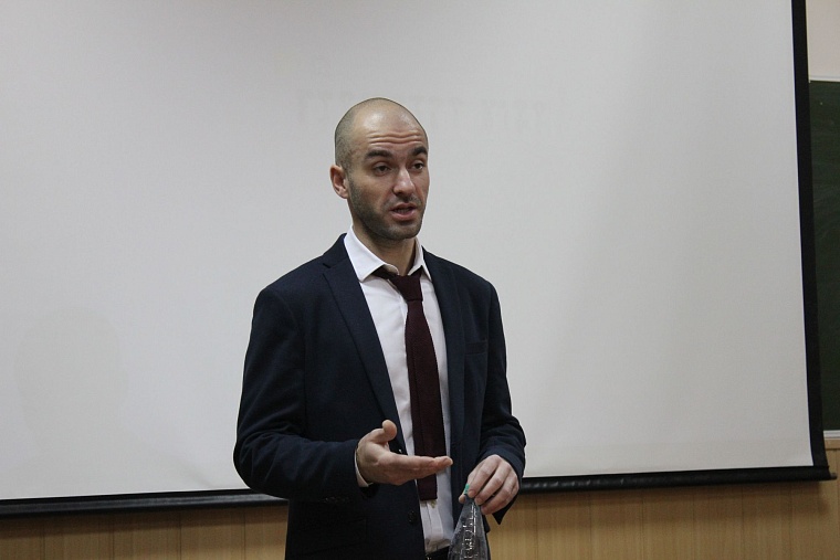 Александр Снегирев: Толстой писал, когда за ним не стоял другой Толстой