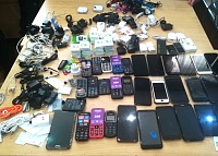 Изъятые телефоны, которые пытались пронести в ИК