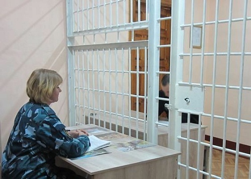 За колючкой. Есть ли в тюменских колониях вип-камеры, как туда проносят "запрещенку" и каким профессиям обучают