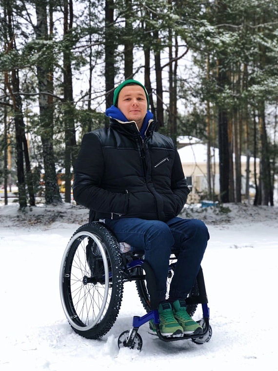 «Больше всего ненавижу лестницы». Интервью с тюменцем, прикованным к коляске после ДТП