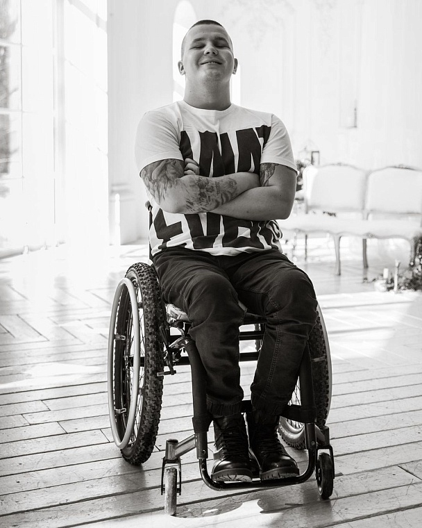 «Больше всего ненавижу лестницы». Интервью с тюменцем, прикованным к коляске после ДТП