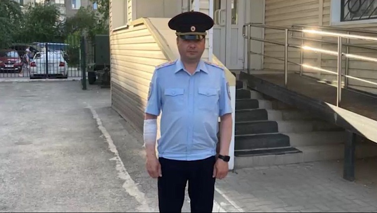 «Предложил покурить». Тюменский полицейский рассказал, как отговорил мужчину от прыжка с 9 этажа