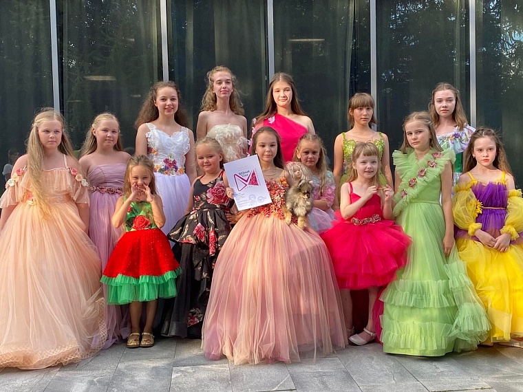 Дизайнер в девять лет: тюменка Амелия Бебекина готовит третью коллекцию одежды