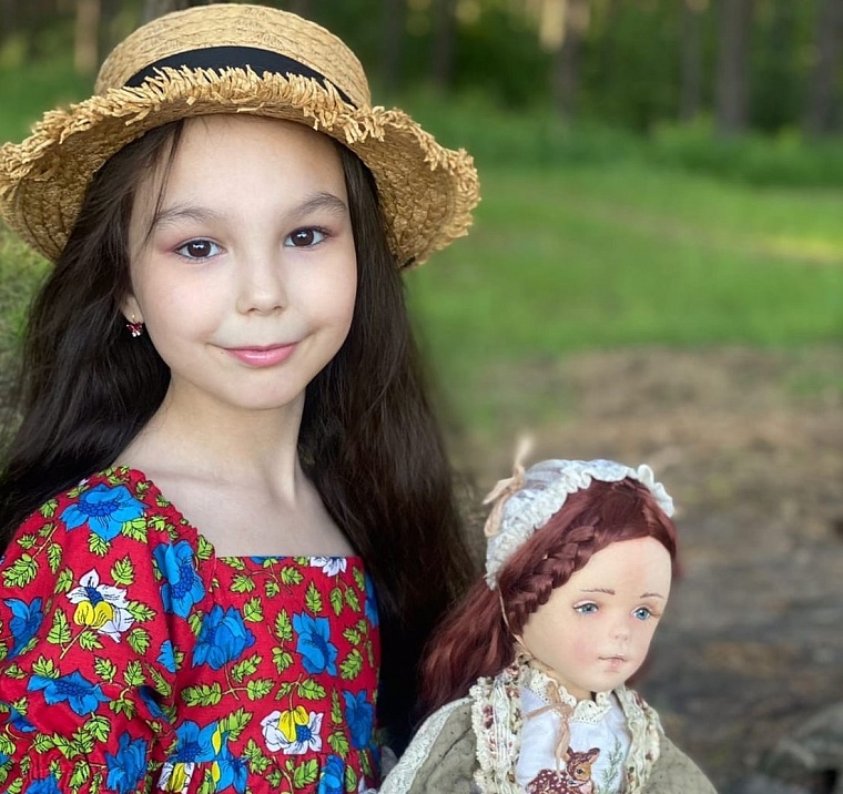 Дизайнер в девять лет: тюменка Амелия Бебекина готовит третью коллекцию одежды