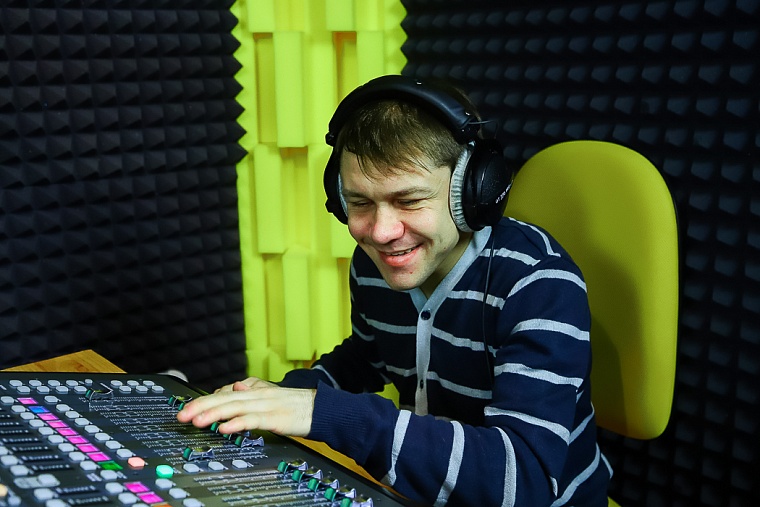 "Я три года сидел дома": как незрячий тюменец нашел призвание на радио