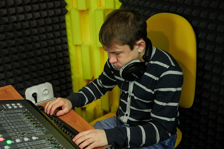 "Я три года сидел дома": как незрячий тюменец нашел призвание на радио