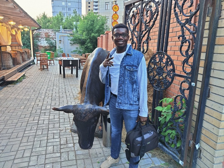 «С расизмом сталкивался дважды». Темнокожий тюменец рассказал о жизни в суровом сибирском климате