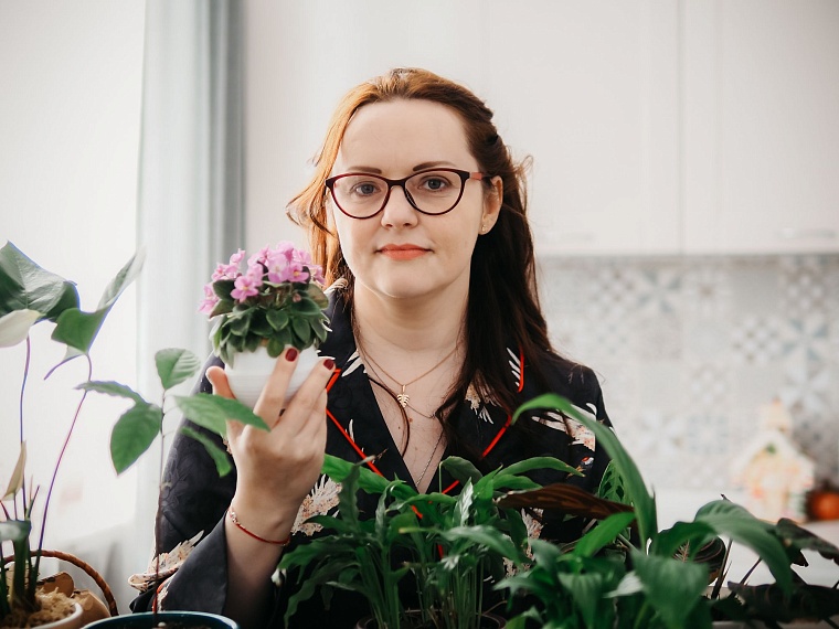 "У меня 50 горшков — я хочу больше”: как тюменка превращает дом в сад