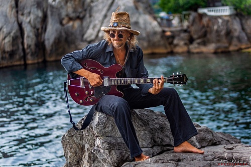 Не корысти ради, а искусства для. Легенда рок-сцены Александр Андрюшкин - о судьбе барабанщика, гениальном отце и "подводной музыке"