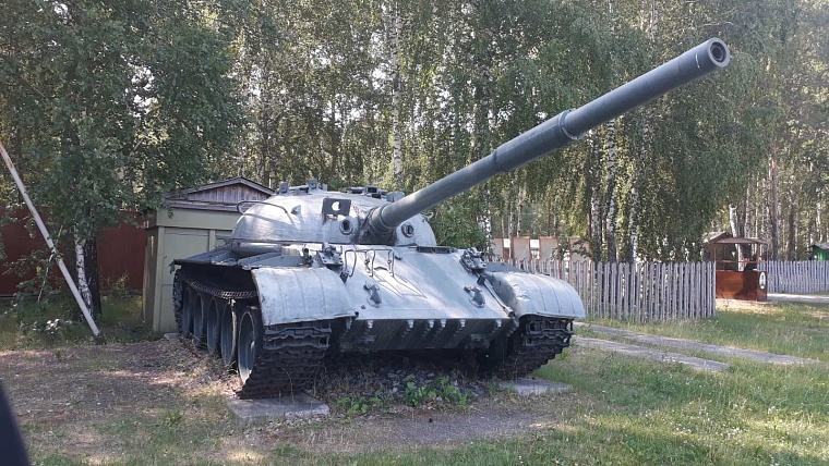 Вот такой танк стоит на территории центра