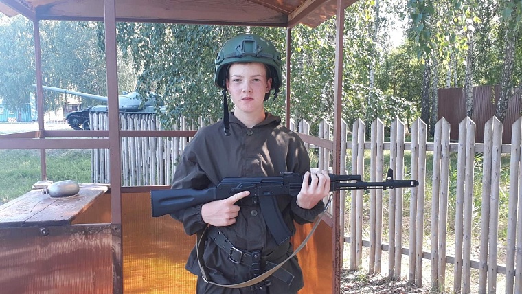 Воспитанник Кирилл с автоматом на посту