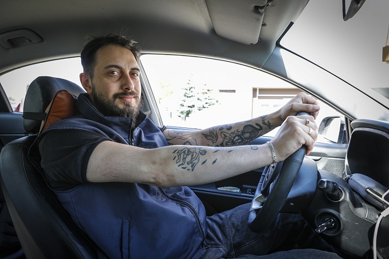 "Моим героем может стать каждый". История таксиста, который любит снимать Тюмень