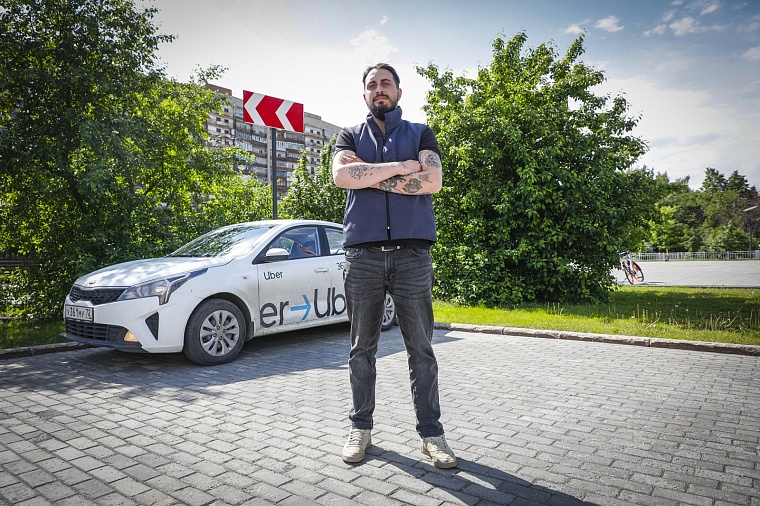 "Моим героем может стать каждый". История таксиста, который любит снимать Тюмень