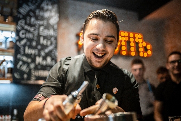 А поговорить? Один день из жизни тюменского бармена