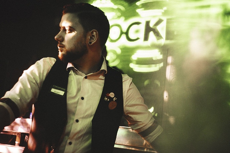 А поговорить? Один день из жизни тюменского бармена