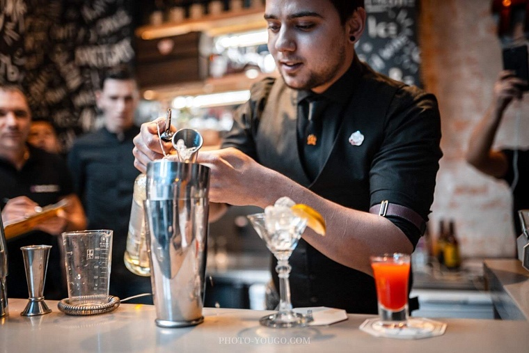 А поговорить? Один день из жизни тюменского бармена