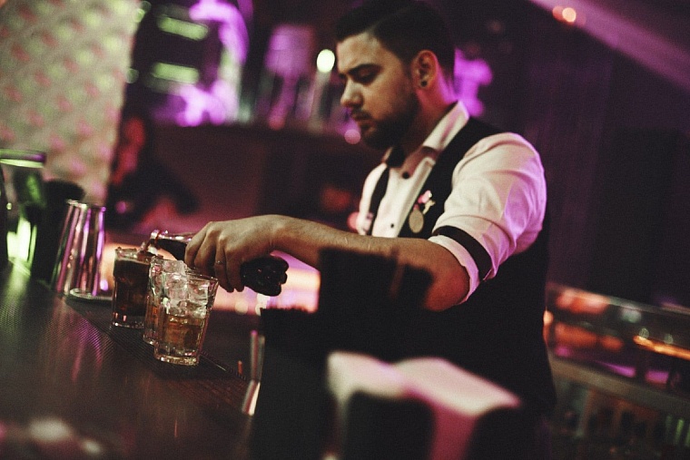 А поговорить? Один день из жизни тюменского бармена