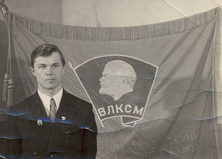 Юрий Герасимов на фоне знамени РК ВЛКСМ