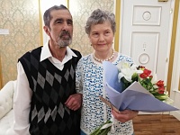 Секрет долгой семейной жизни — в строительстве: тюменская пара отметила золотую свадьбу