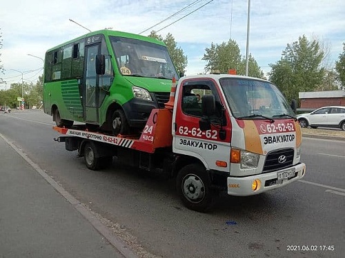 «Снимал повисшие на деревьях машины, вытаскивал из Туры». Будни тюменского эвакуаторщика