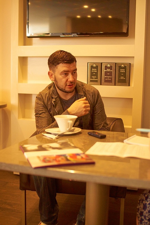 Дмитрий Глуховский: Надо шарахнуть читателя током, тогда он вздрогнет!