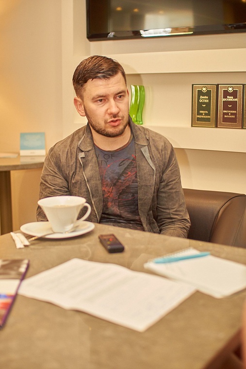 Дмитрий Глуховский: Надо шарахнуть читателя током, тогда он вздрогнет!