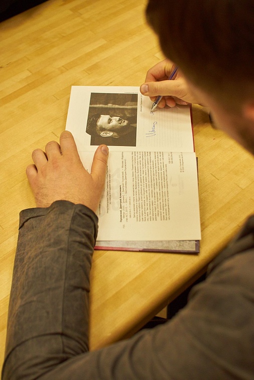 Дмитрий Глуховский: Надо шарахнуть читателя током, тогда он вздрогнет!