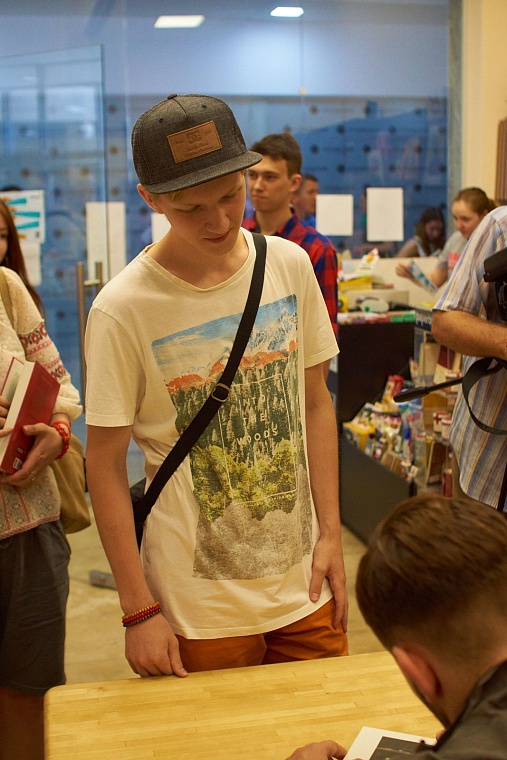 Дмитрий Глуховский: Надо шарахнуть читателя током, тогда он вздрогнет!