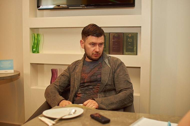 Дмитрий Глуховский: Надо шарахнуть читателя током, тогда он вздрогнет!