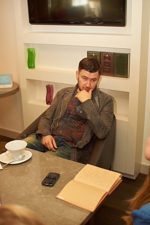 Дмитрий Глуховский: Надо шарахнуть читателя током, тогда он вздрогнет!