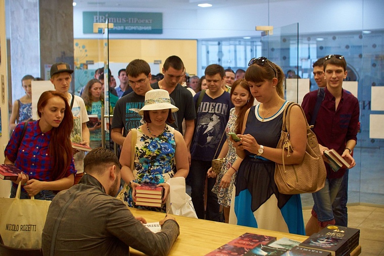 Дмитрий Глуховский: Надо шарахнуть читателя током, тогда он вздрогнет!