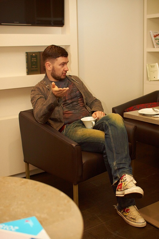 Дмитрий Глуховский: Надо шарахнуть читателя током, тогда он вздрогнет!