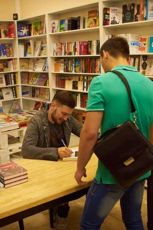 Дмитрий Глуховский: Надо шарахнуть читателя током, тогда он вздрогнет!