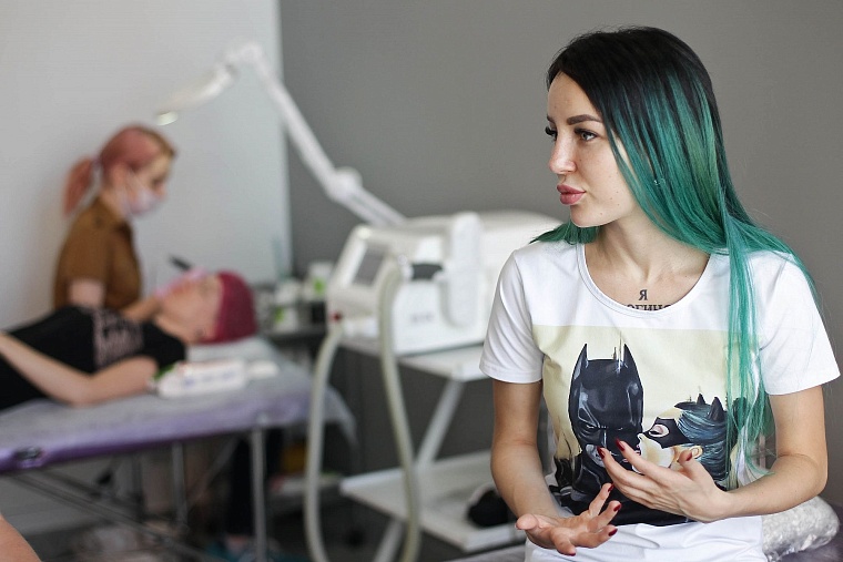 Instagram-блогер Анастасия Никулина: По-моему, фиолетовые брови смотрятся очень стильно