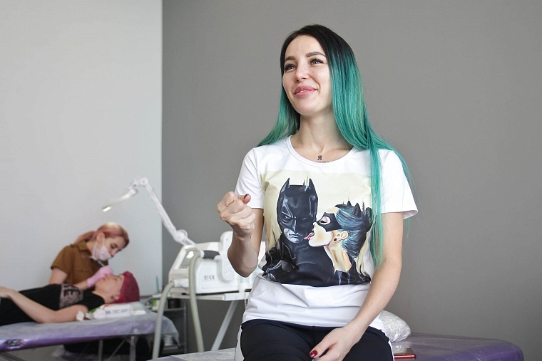 Instagram-блогер Анастасия Никулина: По-моему, фиолетовые брови смотрятся очень стильно