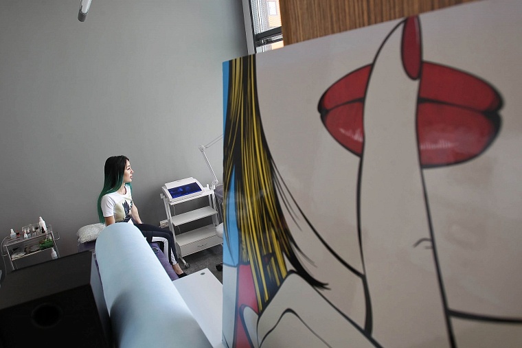 Instagram-блогер Анастасия Никулина: По-моему, фиолетовые брови смотрятся очень стильно