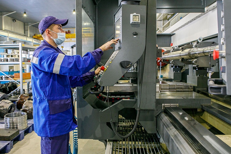 Владимир Якушев и Александр Моор посетили Тюменский ремонтно-механический завод